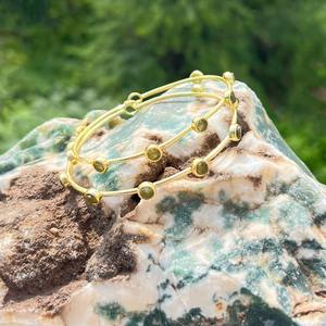 Pulsera abierta de moldavita verde natural en bruto, chapada en oro sobre latón, joyería minimalista hecha a mano, venta al por mayor. - Product Image 2