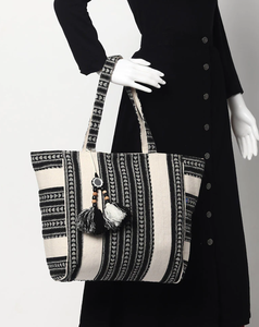 Sac fourre-tout bohème en toile écologique à panneaux avec fermeture éclair, broderies et pompons pour femme, idéal pour la plage et le shopping - Product Image 3