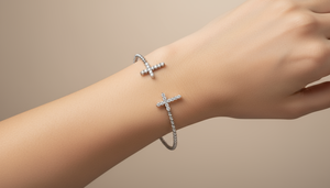 Bracelet jonc en or 14 carats et diamants avec extrémités en forme de croix en diamants |   Diamant taille brillant de 0,66 carat - Product Image 5