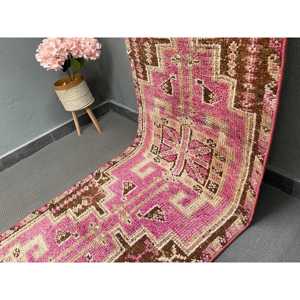 Tapis vintage 2,7 x 11,4 pieds, tapis turc, tapis à carreaux roses - Product Image 2