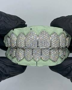 Grilles dentaires de luxe en argent, style hip-hop, entièrement serties de diamants simulés VVS1, pour hommes et femmes, personnalisables, pour les dents supérieures et inférieures - Product Image 1