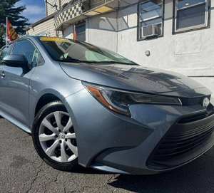 Toyota Corolla LE FWD Automatique Berline 2024 avec sièges en tissu, pneus R17, intérieur clair, conduite à gauche, caméra de recul - Product Image 1