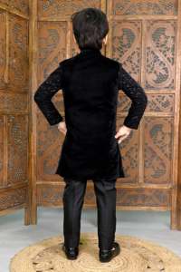 Sherwani traditionnel en soie pour garçons, conçu pour les mariages et les fêtes, avec broderie royale, infroissable et à séchage rapide - Product Image 3