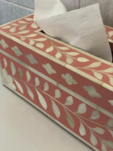 Caja de pañuelos de madera moderna hecha a mano respetuosa con el medio ambiente al por mayor hermoso diseño floral con incrustaciones de hueso para la decoración del hogar de lujo - Product Image 3