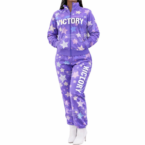 Ensemble de survêtement pour femmes personnalisé en gros, imprimé étoiles violettes, veste zippée avec inscription Victory et pantalon de survêtement assorti - Product Image 1