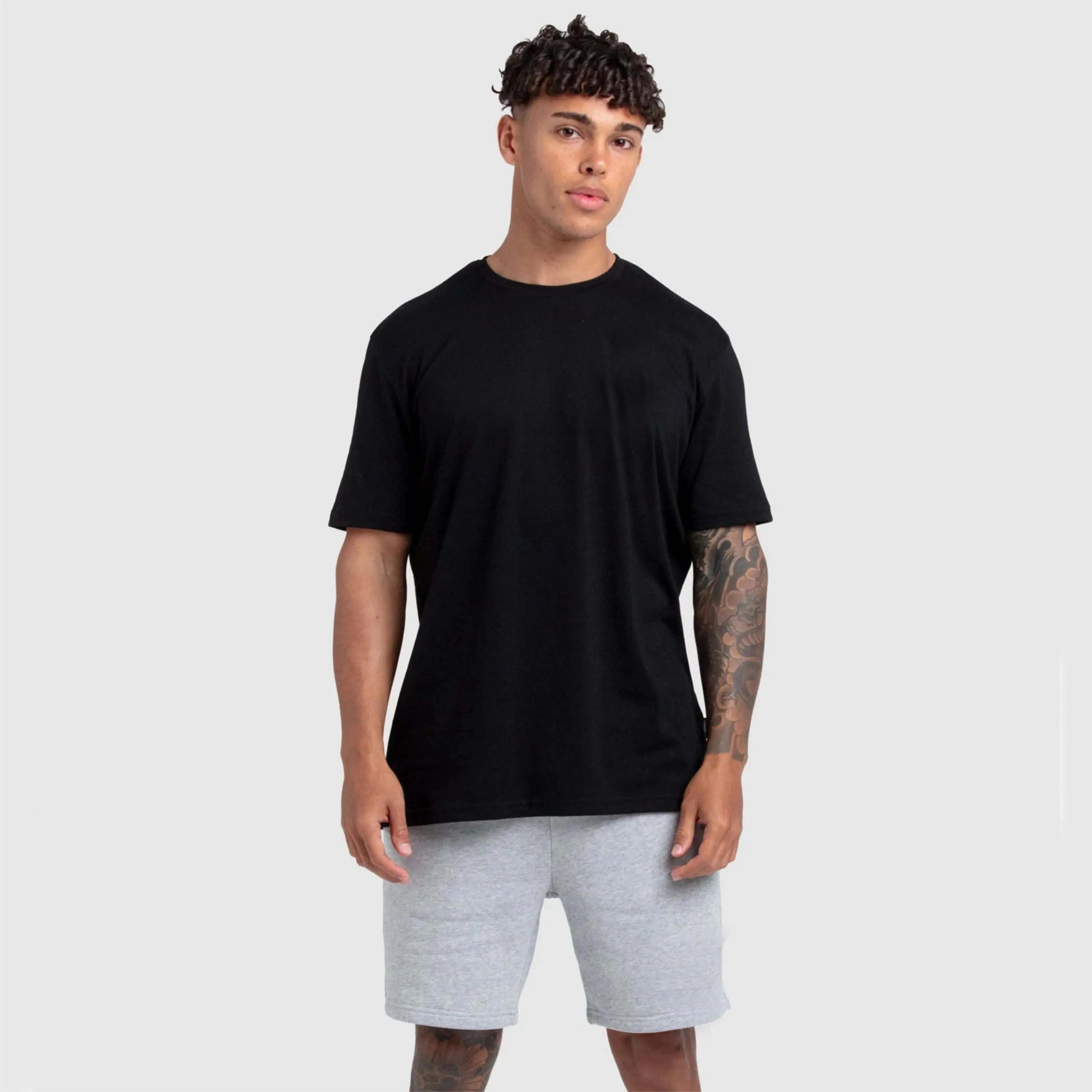 प्रीमियम गुणवत्ता वाले पुरुष 100% कॉटन काले रंग की बेसिक रेगुलर फिट टी शर्ट बिक्री के लिए पुरुषों के लिए अनुकूलित टी शर्ट्स पुरुषों की बेसिक टीज़
