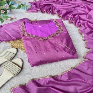 Vestido de seda Chanderi de algodón de primera calidad con cuello bordado a mano Conjunto de ropa de fiesta de 3 piezas con Palazzo y Dupatta - Product Image 4