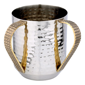 Tazas de metal antiguas artesanales con acabados rústicos ideales para añadir carácter a tu colección de café o té - Product Image 4