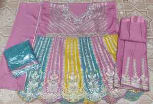 Traje de estilo paquistaní bordado pesado con trabajo de diamante Semicosido Chinon Codding para colecciones de fiesta - Product Image 5