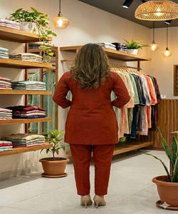 Ensemble coordonné de luxe en coton khadi moderne avec broderies Mundi, vêtement ethnique pour femme, couleur orange - Product Image 2