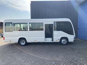 Autobús Toyota Coaster Usado de 30 Asientos con Motor de Gasolina 2TR para Viajes de Larga Distancia - Transmisión Automática - Product Image 4