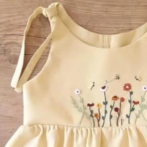 Vestido de lino suave bordado a mano para niñas, estilo informal para el primer cumpleaños de niños pequeños, OEM hecho en Vietnam - Product Image 5