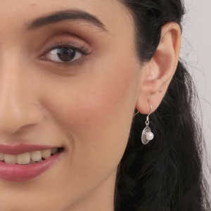 Boucles d'oreilles pendantes en argent oxydé avec perles Accessoire de bijoux élégant et luxueux - Product Image 4