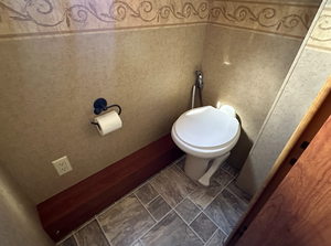 รถบ้านหรูหรา Neptune Luxury XL Class A เครื่องยนต์ดีเซล พร้อมส่วนขยายแบบ Slide-Out และสิ่งอำนวยความสะดวกครบครัน ระยะทางวิ่ง 601-700 กม. กำลังมอเตอร์ 200-250 กิโลวัตต์ - Product Image 4