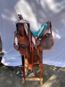 Ensemble de selle en cuir western en bois de qualité supérieure |   Accessoires en acier inoxydable façonnés à la main, couleur et taille personnalisables, motifs pour la course de barils - Product Image 5