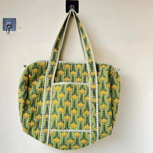 Bolsa de Viaje Tipo Duffel Acolchada Hecha a Mano, Ecológica, con Estampado de Bloques, Tamaño Estándar, Estilo Boho para Mujer - Product Image 1