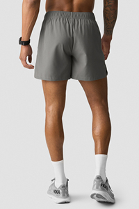 Short de sport de couleur grise personnalisé pour hommes avec coupe extensible, poche à fermeture éclair sécurisée, short imprimé avec logo personnalisé - Product Image 3