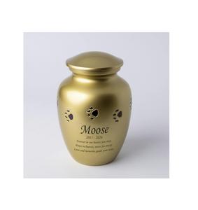 โกศทองเหลืองสำหรับสัตว์เลี้ยงที่สง่างามสำหรับขี้เถ้ากับการแกะสลักและพิมพ์รูปอุ้งเท้า - Product Image 4