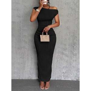 Abito lungo monospalla testurizzato aderente con vita naturale e funzione traspirante - Product Image 1