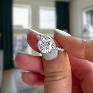 Anillo de Compromiso de Diamante Cultivado en Laboratorio con Corte Brillante, Chapado en Rodio y Oro Blanco para Mujer, con Diamantes Laterales, Certificado IGI, Clásico de Lujo - Product Image 3