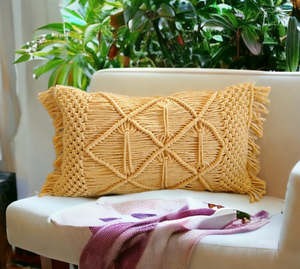 Coussin lombaire en macramé floral jaune, Bohème, Coussin - Product Image 1
