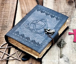 Diario de cuero hecho a mano para hombres y mujeres Triquetra Spell Circle Design Travel Sketchbook con encuadernación de costura - Product Image 1
