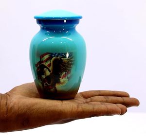 Urna de recuerdo de aluminio de diseño único para mostrar las cenizas de forma segura en casa o en un entorno de servicio conmemorativo - Product Image 4