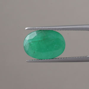 Émeraude naturelle certifiée IGI, vente en gros, pierre précieuse naturelle de qualité supérieure, taille ovale de 5,57 carats, 14x10 mm, vert clair, cirage/entoilage - Product Image 1