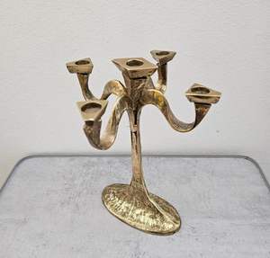 Portavelas de metal martillado con superficie texturizada y atractivo antiguo hecho para decoración de eventos o espacios de meditación - Product Image 1