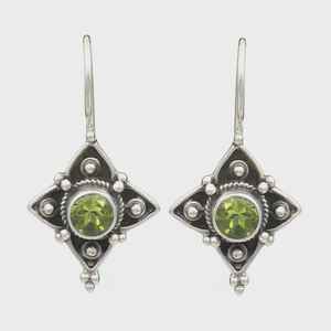 Boucles d'oreilles en argent sterling faites à la main avec péridot serti en bélière, motif floral, bijoux en pierres précieuses, cadeau pour femmes - Product Image 1
