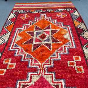 Alfombra Turca Vintage de 2.9x10.8 pies (89x329 cm), Alfombra Marroquí Roja - Product Image 3