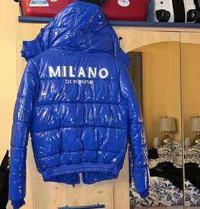 เสื้อแจ็คเก็ตพัฟเฟอร์ผู้หญิงสีพื้นคุณภาพสูง ปี 2025 สำหรับฤดูหนาว พร้อมผ้าซาตินถักลายปัก แขนยาว - Product Image 4