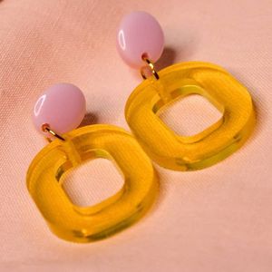 Modernos Aros de Resina Duraderos con Detalles en Oro, Modelados a Mano - Product Image 2