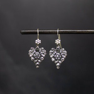 Une paire délicate de boucles d'oreilles goutte coeur faites à la main en argent sterling 925 nouveauté boucles d'oreilles bijoux de mode pour toutes les occasions - Product Image 3
