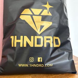 Bolsa de Envío de Poliéster con Logotipo Dorado Impreso, Impermeable, Resistente a Desgarros, Negra Mate, para Sudaderas y Ropa - Product Image 1