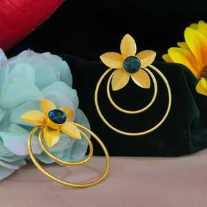 ต่างหูเม็ดเดี่ยวประดับหินสีทองเงามันเงาทันสมัยและสง่างามเหนือกาลเวลาสไตล์ร่วมสมัย - Product Image 4