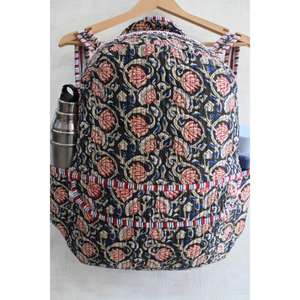 Mini Mochila de Algodón Indio con Estampado Floral Hecho a Mano, Cierre de Cremallera, Ligera, con Correa Desmontable, para la Escuela o Viajes - Product Image 1