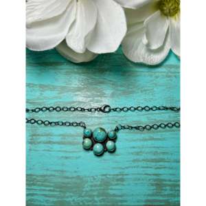 Collar de Plata de Ley y Turquesa Luna Azul, Joyería Artesanal Coleccionable de la Cultura Navajo - Product Image 2