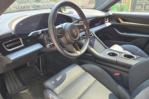 Offre exceptionnelle : Porsche Taycan Turbo d'occasion 2021, propre et prête à être expédiée - Product Image 2
