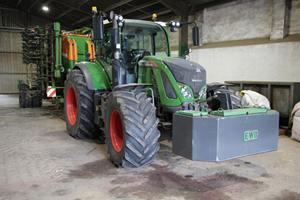 Tracteur agricole d'occasion 90 CV 4x4 avec boîte de vitesses, cabine fermée, pour travaux agricoles intensifs sur les champs - Product Image 3