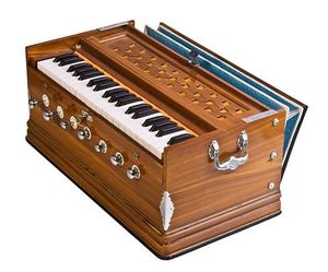 Armonio de madera antiguo con diseños hechos a mano perfecto para amantes de la música india tradicional y clases de educación musical - Product Image 1
