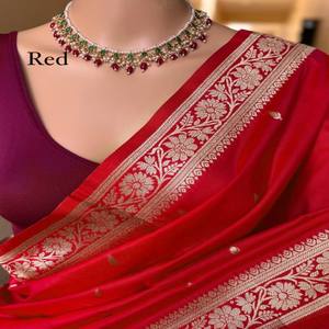 Sari de Seda Banarasi Pura VASTRA COTTAGE con Diseño de Zari Tejido a Mano en Toda la Superficie, Pallu Rico y Blusa de Seda de Contraste Suave - Product Image 2