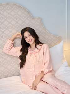 Pijamas de Maternidad de Lino a Rayas Rosas Modelo B712 Manga Larga con Cuello con Volantes Tejido Absorbente de Sudor Precio al por Mayor - Product Image 3