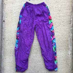 Vente en gros de vêtements de ville décontractés amples personnalisés Pantalon de jogging baggy à taille élastique et jambe large en nylon brodé pour hommes - Product Image 1