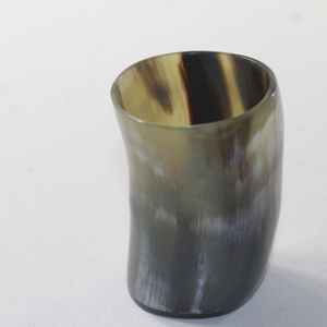 เขาสัตว์วัวทำมือรักษ์โลกสำหรับดื่มเครื่องดื่มสไตล์ไวกิ้ง (ทำจากเขาควาย) พร้อมลวดลายแกะสลักสำหรับตกแต่งบ้านสมัยใหม่และของขวัญจาก Crescent Crafts - Product Image 1