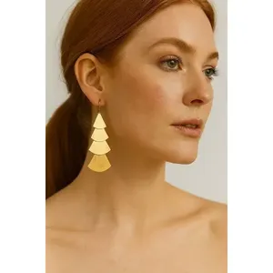 SOUMYA CREATIONS Boucles d'oreilles clous géométriques en laiton plaqué or faites à la main pour femmes, avec accents de quartz, perles et diamants, design tendance, Rajasthan - Product Image 2