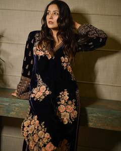 Conjunto de traje de diseñador de terciopelo de viscosa pesada del mismo color exquisito con una chaqueta de traje meticulosamente forrada - Product Image 2