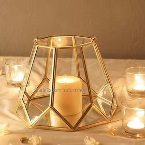 Lanterne à bougie ouragans en verre faite à la main avec cadre en métal doré pour les décorations de mariage et d'événements - Product Image 6