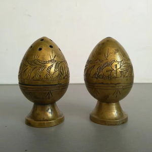 Ensemble de salière en laiton poli authentique avec corps arrondi et design épuré, idéal pour les accessoires de cuisine élégants - Product Image 1