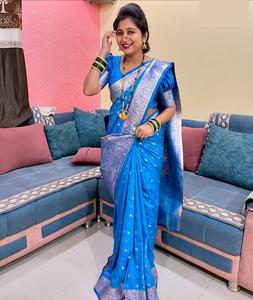 Saree en soie Banarasi douce et pure de style indien et pakistanais avec conception auto-tissante Zari tissage riche Pallu Saree avec chemisier - Product Image 1